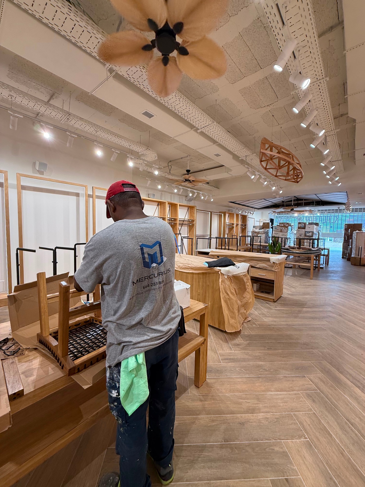 Operario Mercurius montando mobiliario en tienda retail antes de la apertura