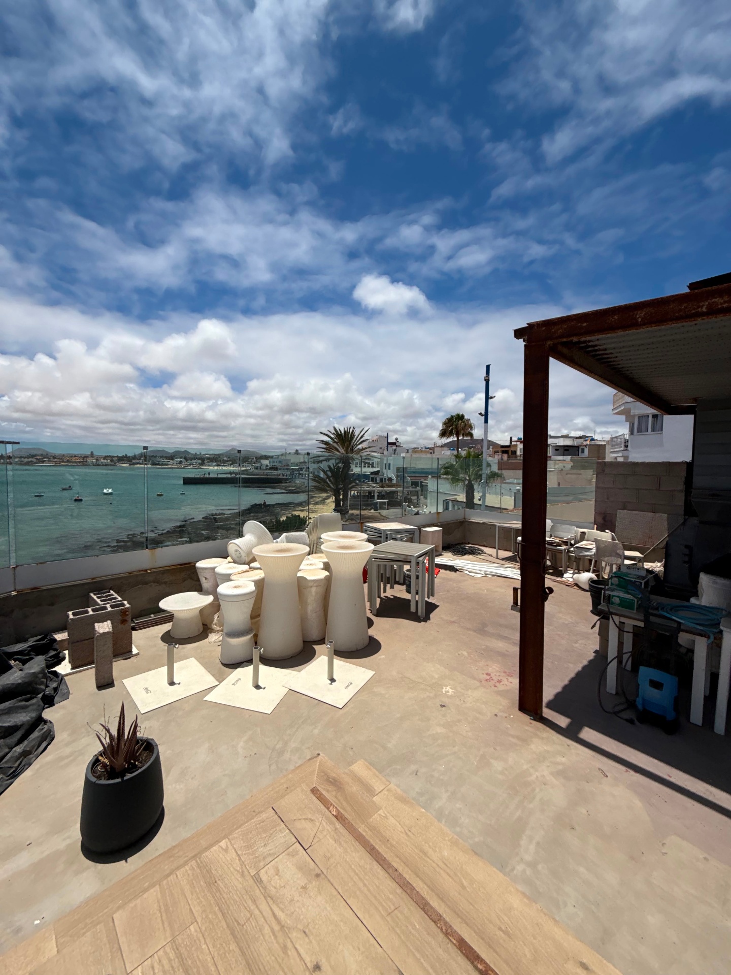 Terraza en obra con vistas al mar en Corralejo, Fuerteventura