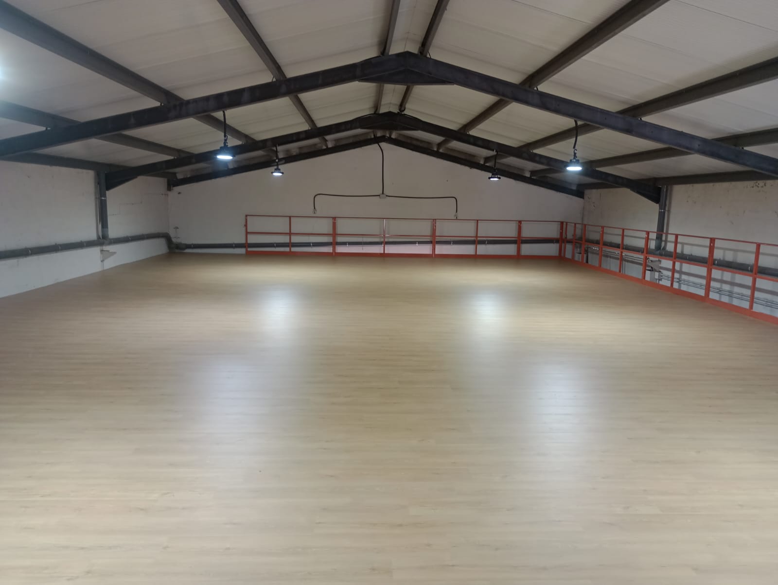 Nave industrial con suelo entregado tras limpieza profesional de Aliserv