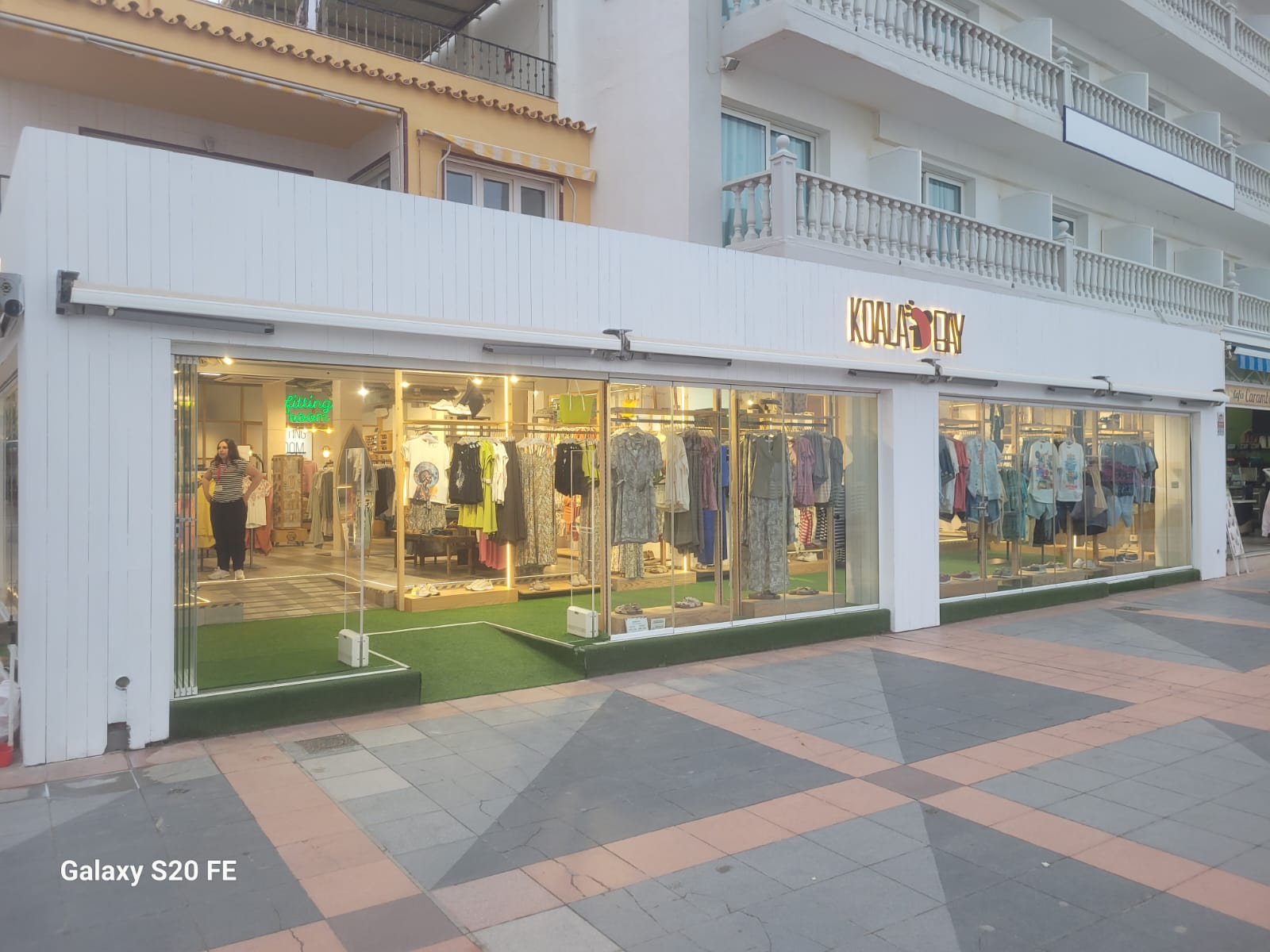 Fachada terminada de tienda Koala Bay con rotulación corporativa y escaparate iluminado